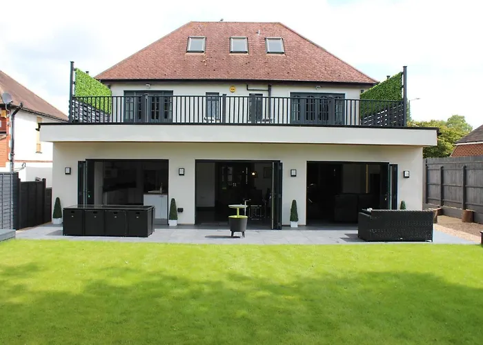 Morden # Spacious # Outdoor dining area # Sleeps 16 # Parking # Wifi