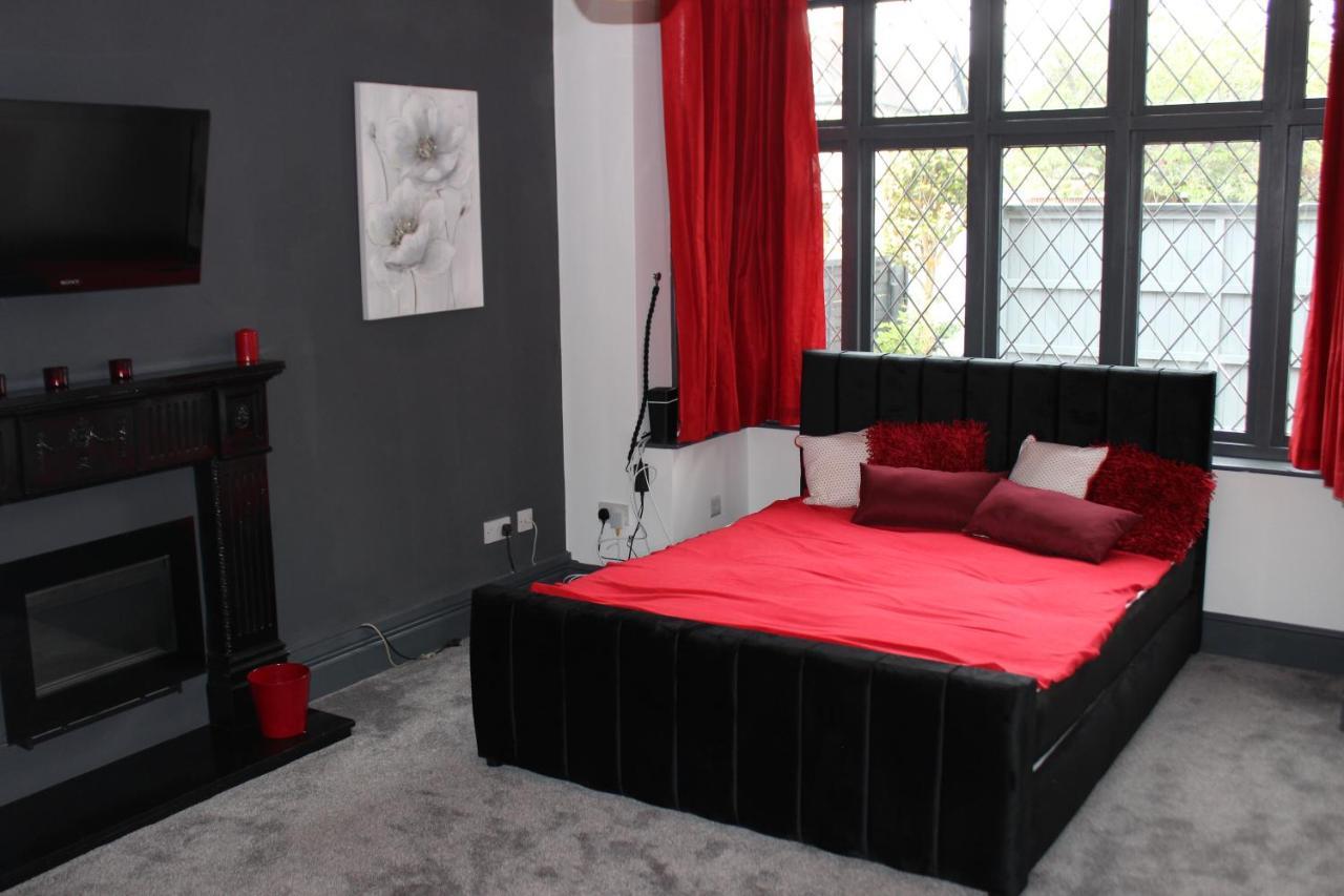 Modern Spacious House - Sleeps 16, Free Parking, Sun Terrace Vakantiehuis Nuneaton