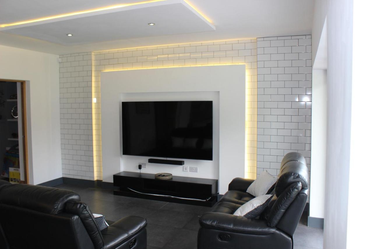Modern Spacious House - Sleeps 16, Free Parking, Sun Terrace Vakantiehuis Nuneaton