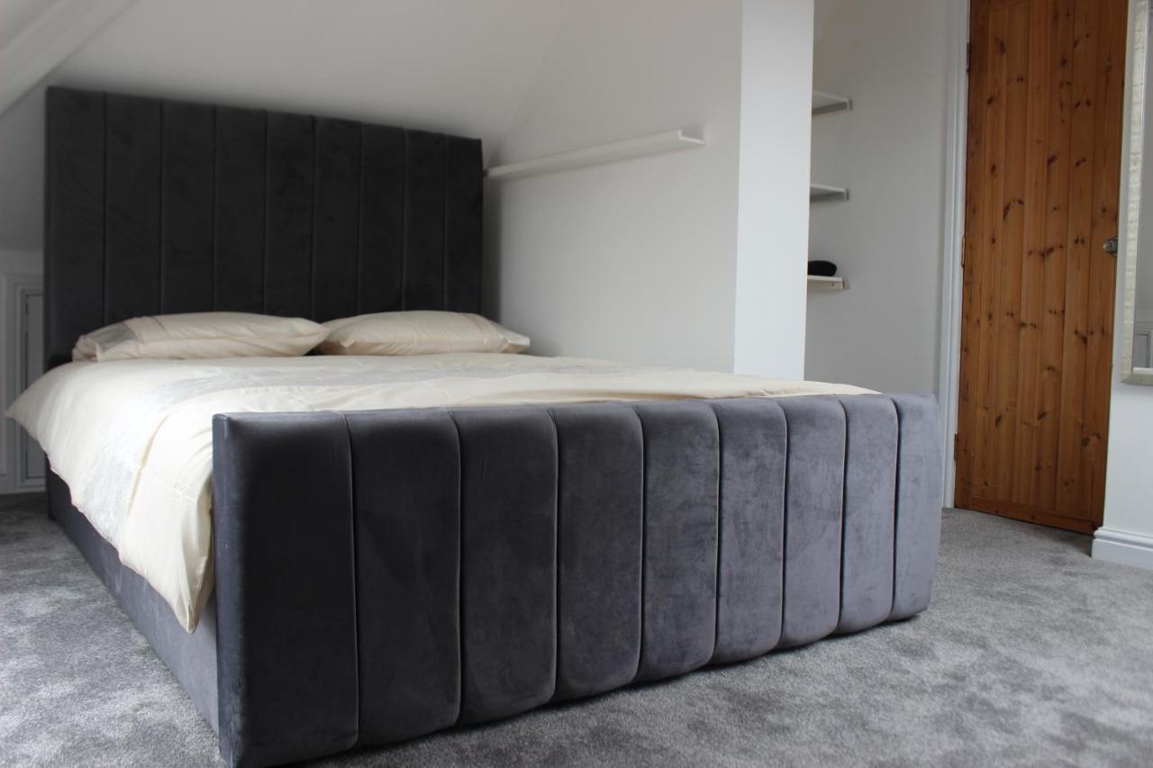 Vakantiehuis Modern Spacious House - Sleeps 16, Free Parking, Sun Terrace *