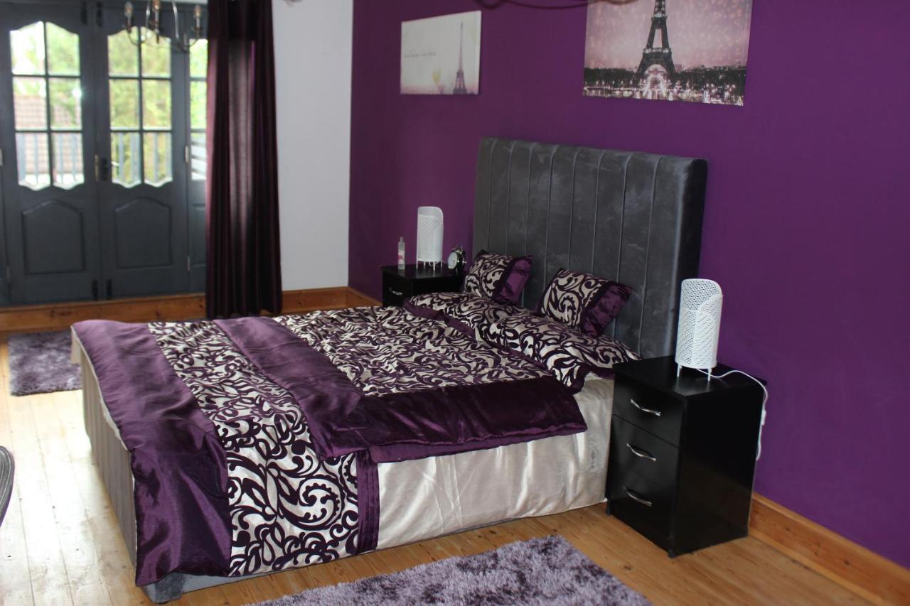 Modern Spacious House - Sleeps 16, Free Parking, Sun Terrace Vakantiehuis *