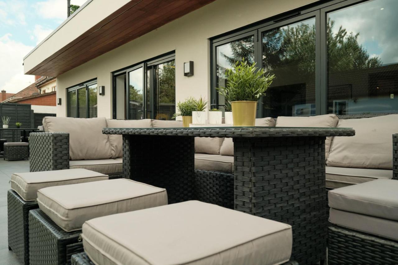 Modern Spacious House - Sleeps 16, Free Parking, Sun Terrace