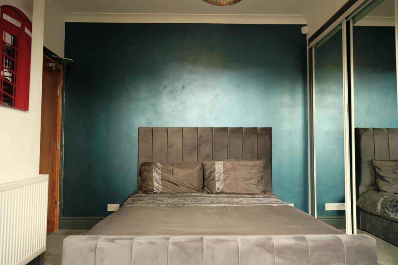 Vakantiehuis Modern Spacious House - Sleeps 16, Free Parking, Sun Terrace