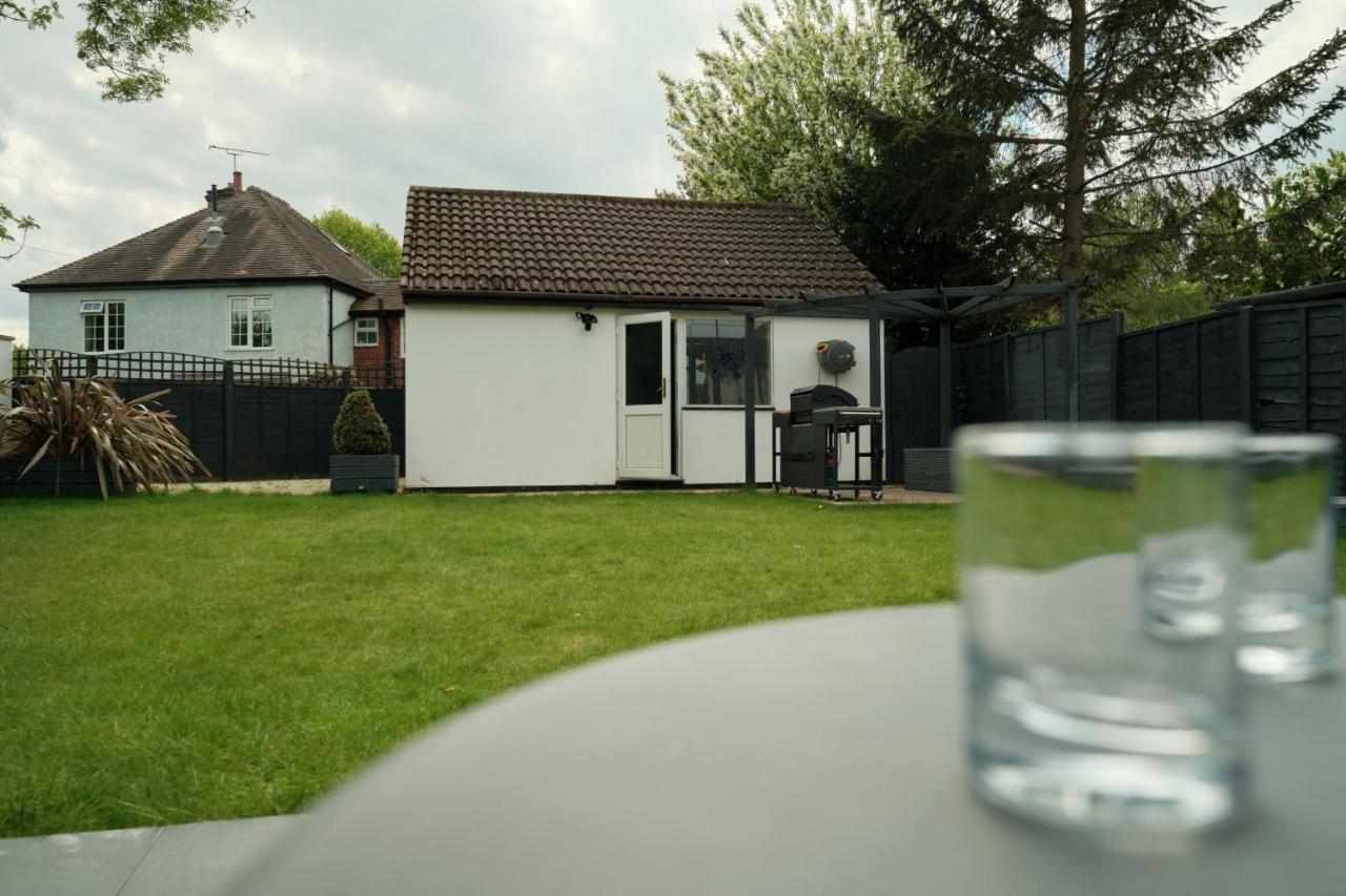Modern Spacious House - Sleeps 16, Free Parking, Sun Terrace Vakantiehuis