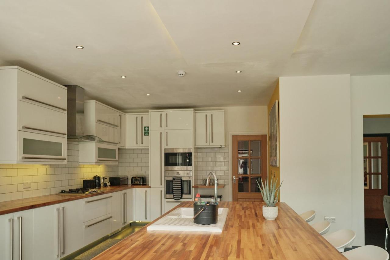 Modern Spacious House - Sleeps 16, Free Parking, Sun Terrace * Nuneaton
