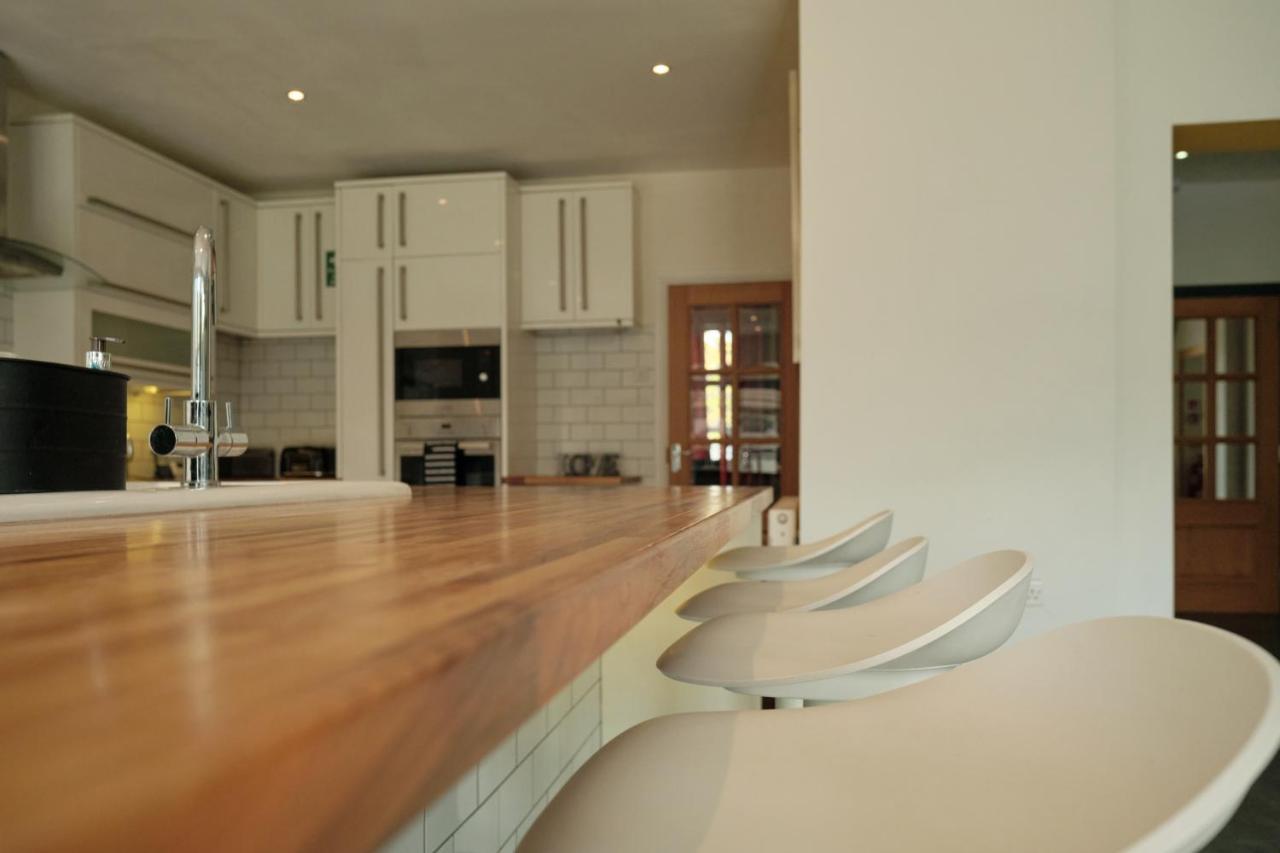 Vakantiehuis Modern Spacious House - Sleeps 16, Free Parking, Sun Terrace