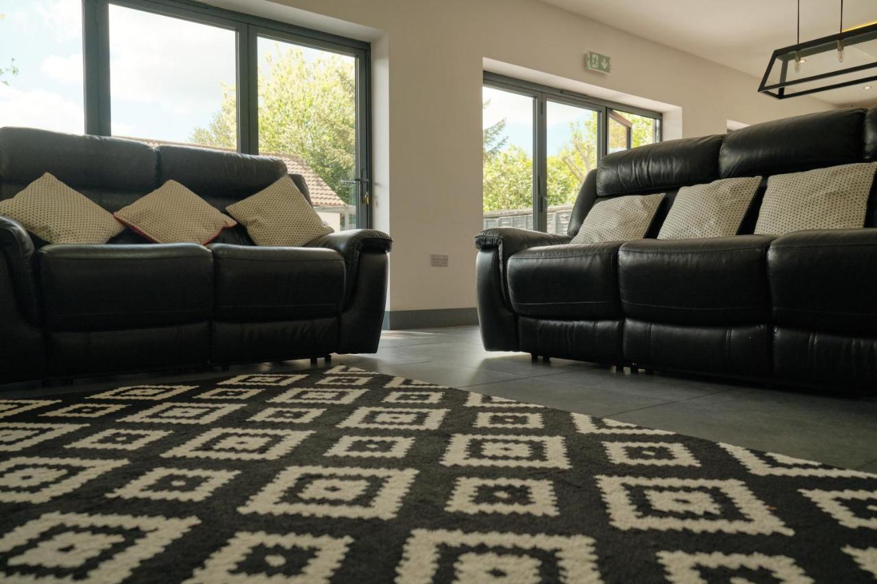 Vakantiehuis Modern Spacious House - Sleeps 16, Free Parking, Sun Terrace *