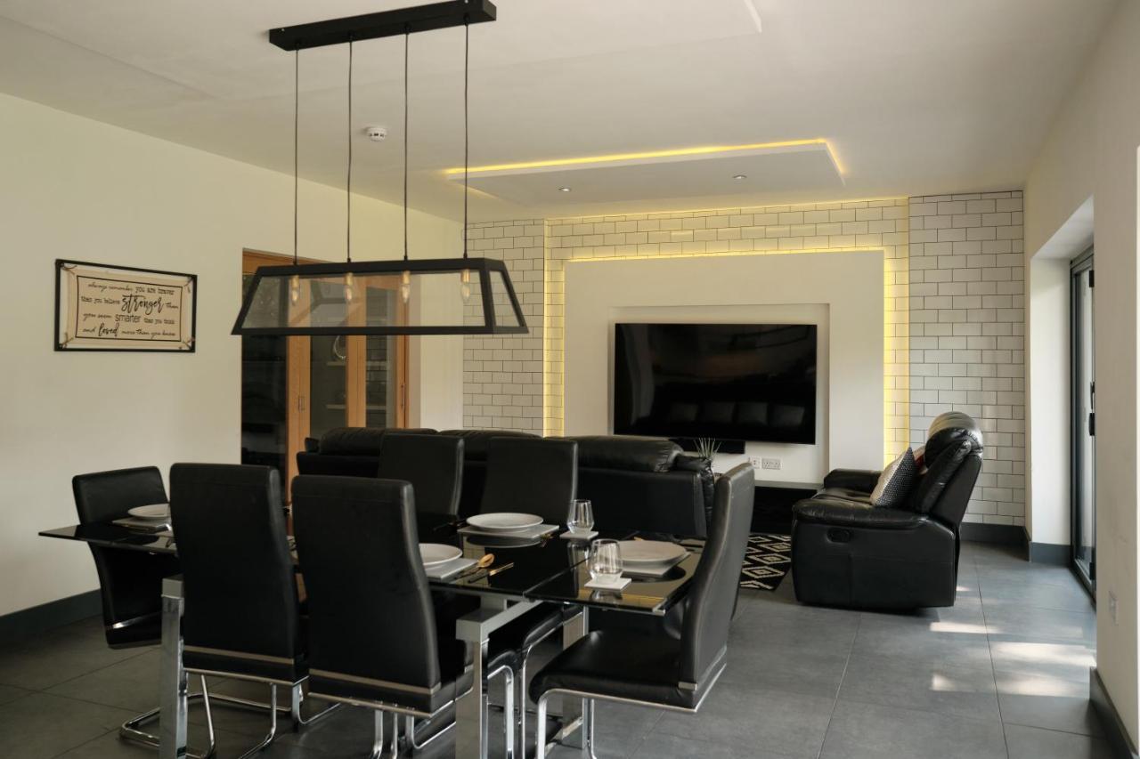 Modern Spacious House - Sleeps 16, Free Parking, Sun Terrace Vakantiehuis