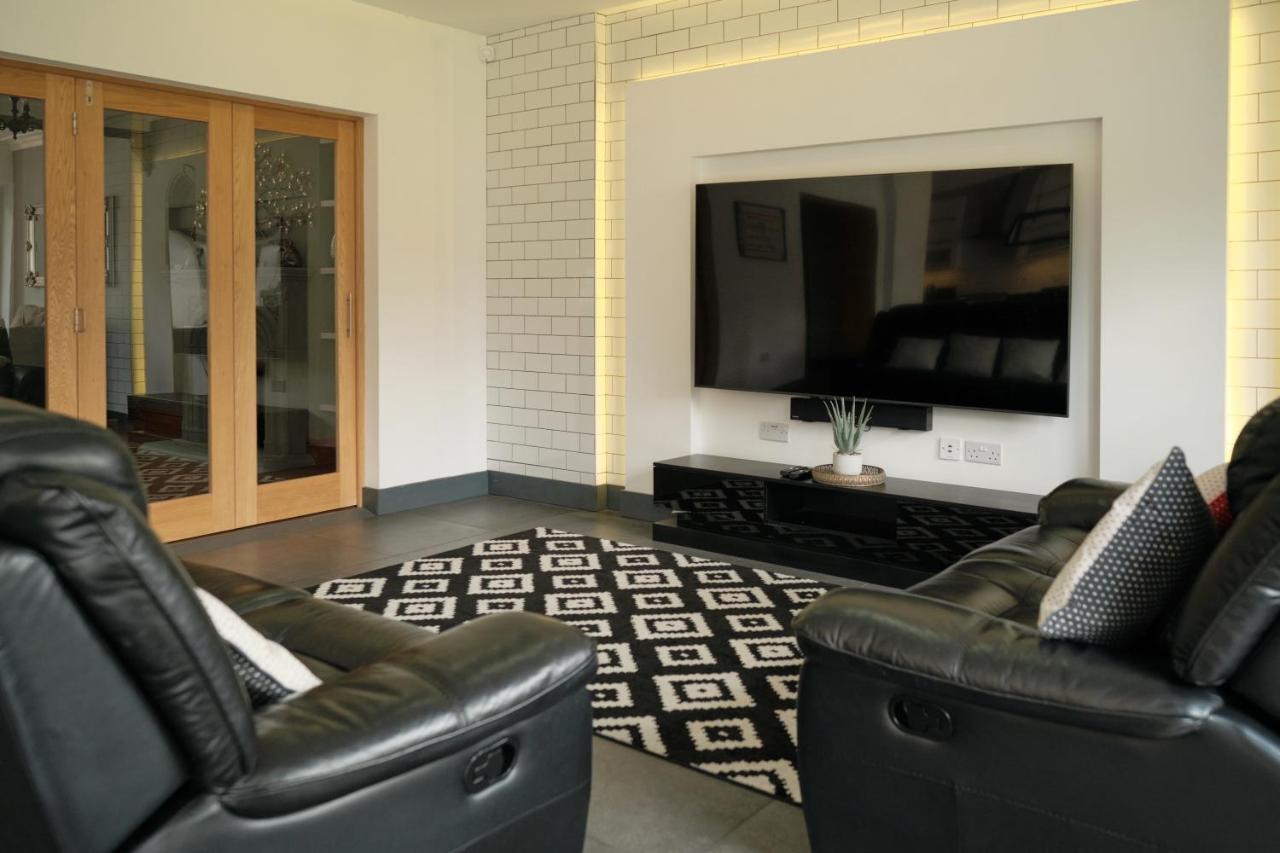 Modern Spacious House - Sleeps 16, Free Parking, Sun Terrace * Nuneaton