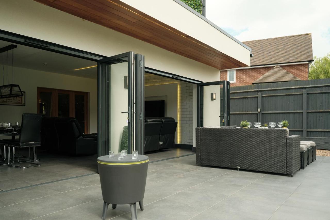 Modern Spacious House - Sleeps 16, Free Parking, Sun Terrace Vakantiehuis *