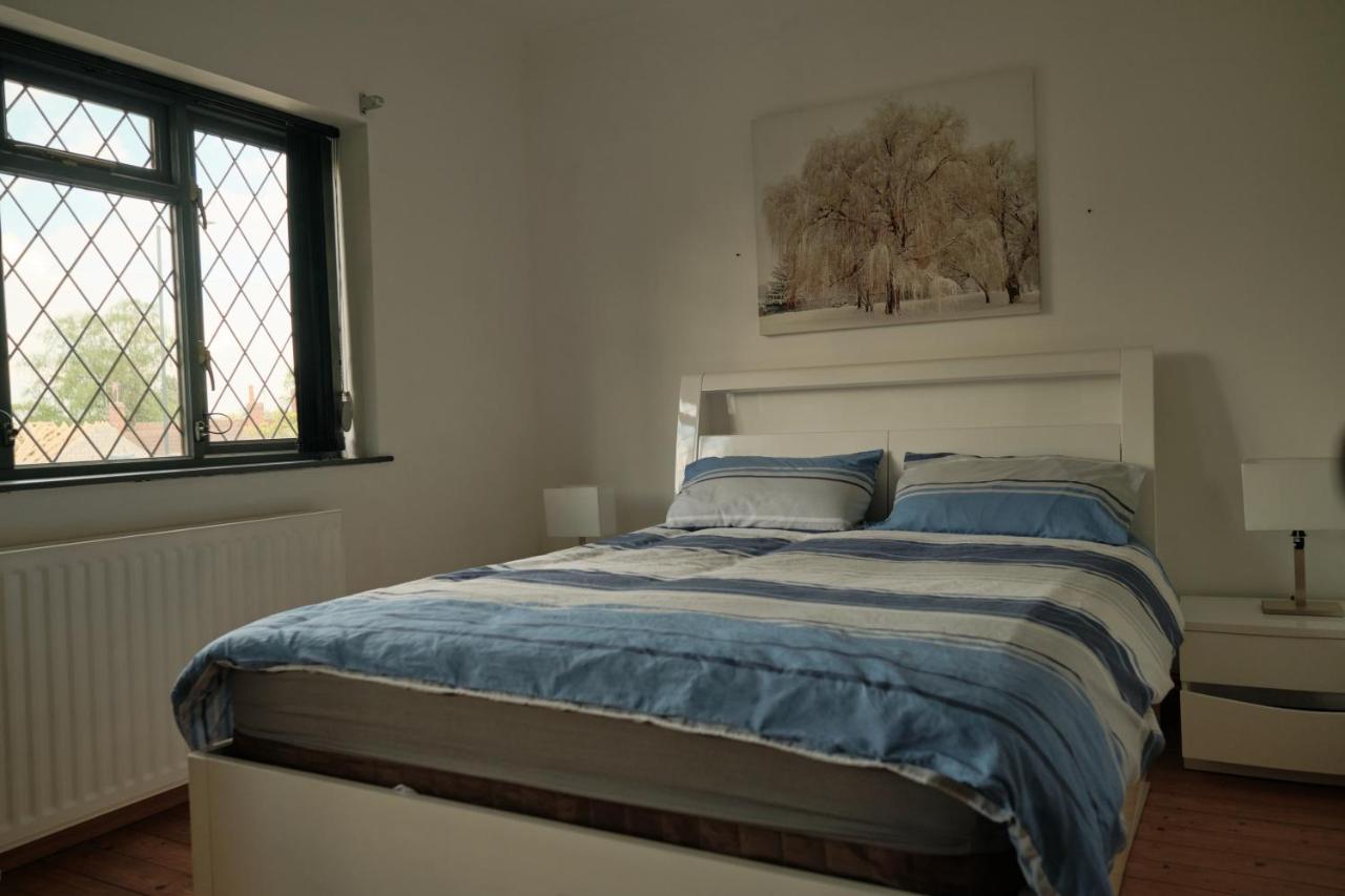 Modern Spacious House - Sleeps 16, Free Parking, Sun Terrace Nuneaton