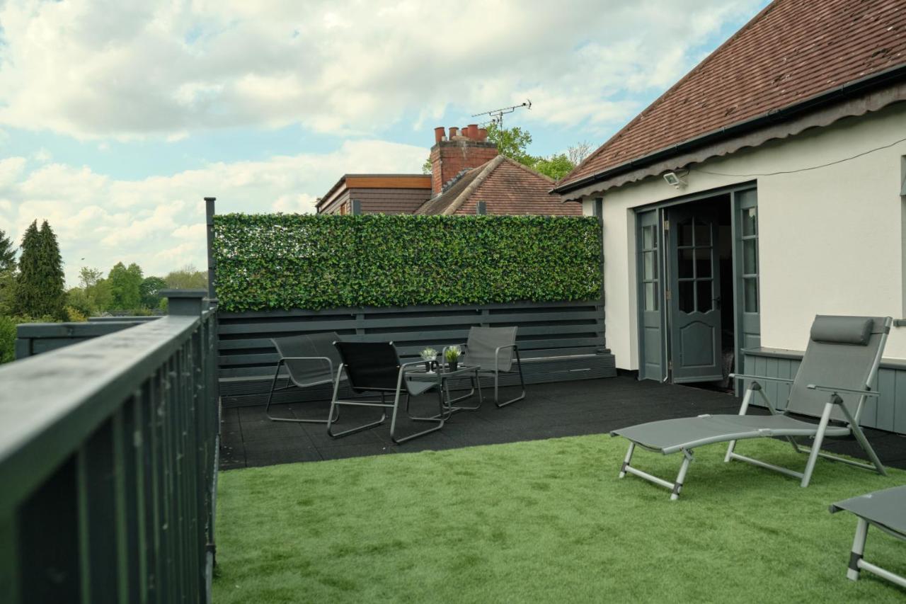 Modern Spacious House - Sleeps 16, Free Parking, Sun Terrace Nuneaton